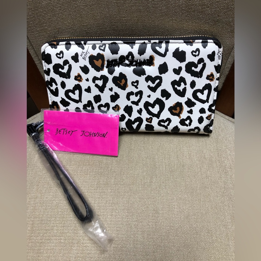 BETSY JOHNSON Large Zip Around Cheetah Heart Print Wallet/Wristlet NWT $58 - Picture 3 of 3